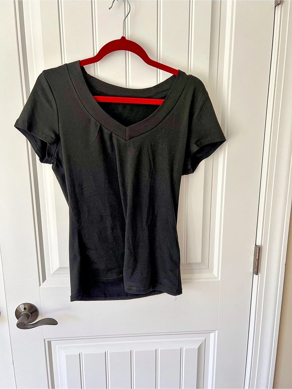 Short Sleeve V-Neck Top in Black Size Large
